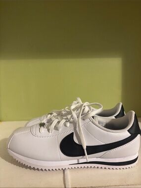 Nike Cortex  leather panda black white Sneakers. Size 5 New